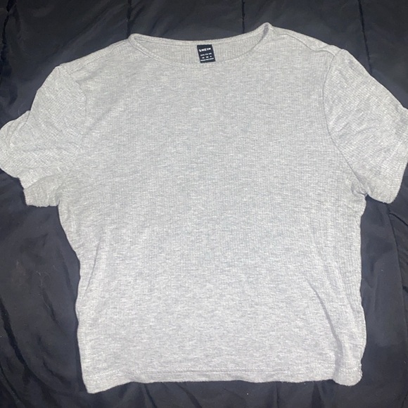 Gray and Cream Short Sleeve Tops - Picture 4 of 5